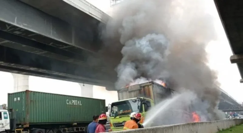 Kecelakaan Maut di Tol Cikampek, Mobil Hangus Terbakar Dan Satu Terguling