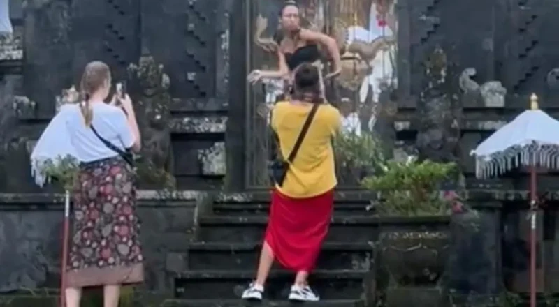 Wanita Turis Berbobot di Bali Menyebabkan Kontroversi di Pura Besakih