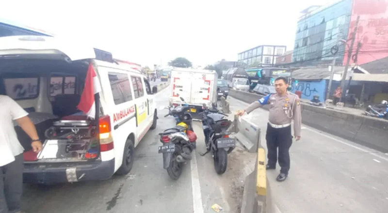 Kecelakaan di Flyover Pesing Ban Mobil Boks Pecah dan Tabrak 4 Motor